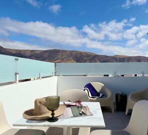 Unclassified image, 2 of 16, button