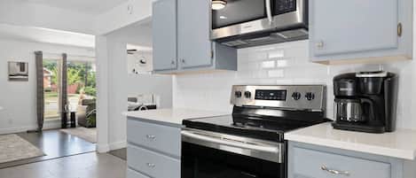 Réfrigérateur, four à micro-ondes, un four, surface de cuisson