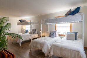 6 bedrooms, desk, travel cot, free WiFi