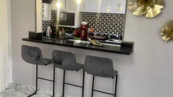 Microondas, horno, cafetera o tetera y utensilios de cocina