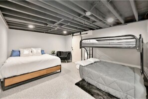 4 habitaciones, tabla de planchar con plancha y cuna de viaje