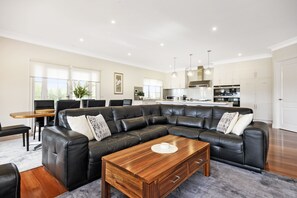 TV connectée, cheminée, lecteur de DVD