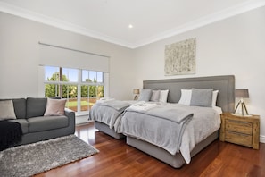 7 habitaciones, tabla de planchar con plancha, cuna de viaje y wifi 