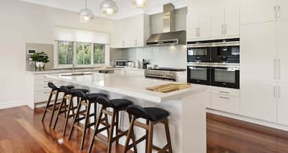 Mesmerising Holiday House with lake views!