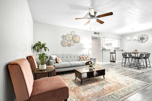 Living area - Best of Arlington | Across from AT&T and Six Flags (Arlington)