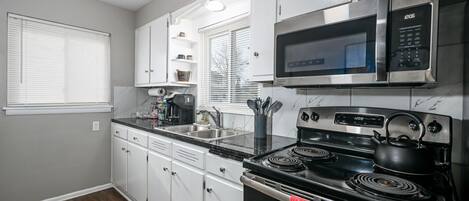 Réfrigérateur, micro-ondes, four, plaque de cuisson