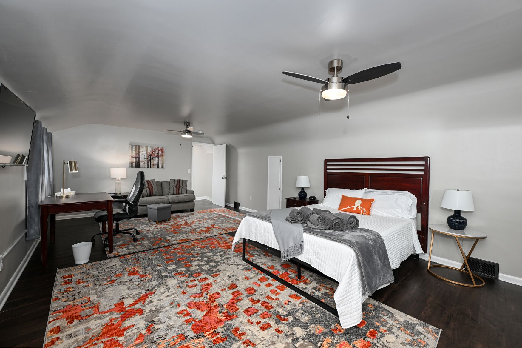 3 chambres, bureau, fer et planche à repasser, lit de bébé portatif