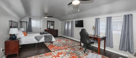 3 chambres, bureau, fer et planche à repasser, lit parapluie