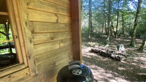 A wooden cabin with a grill on the porch. - 1 Bedroom Chalet in Le Buisson de Cadouin (Le Buisson de Cadouin)