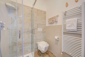 Shower, hair dryer, bidet, towels