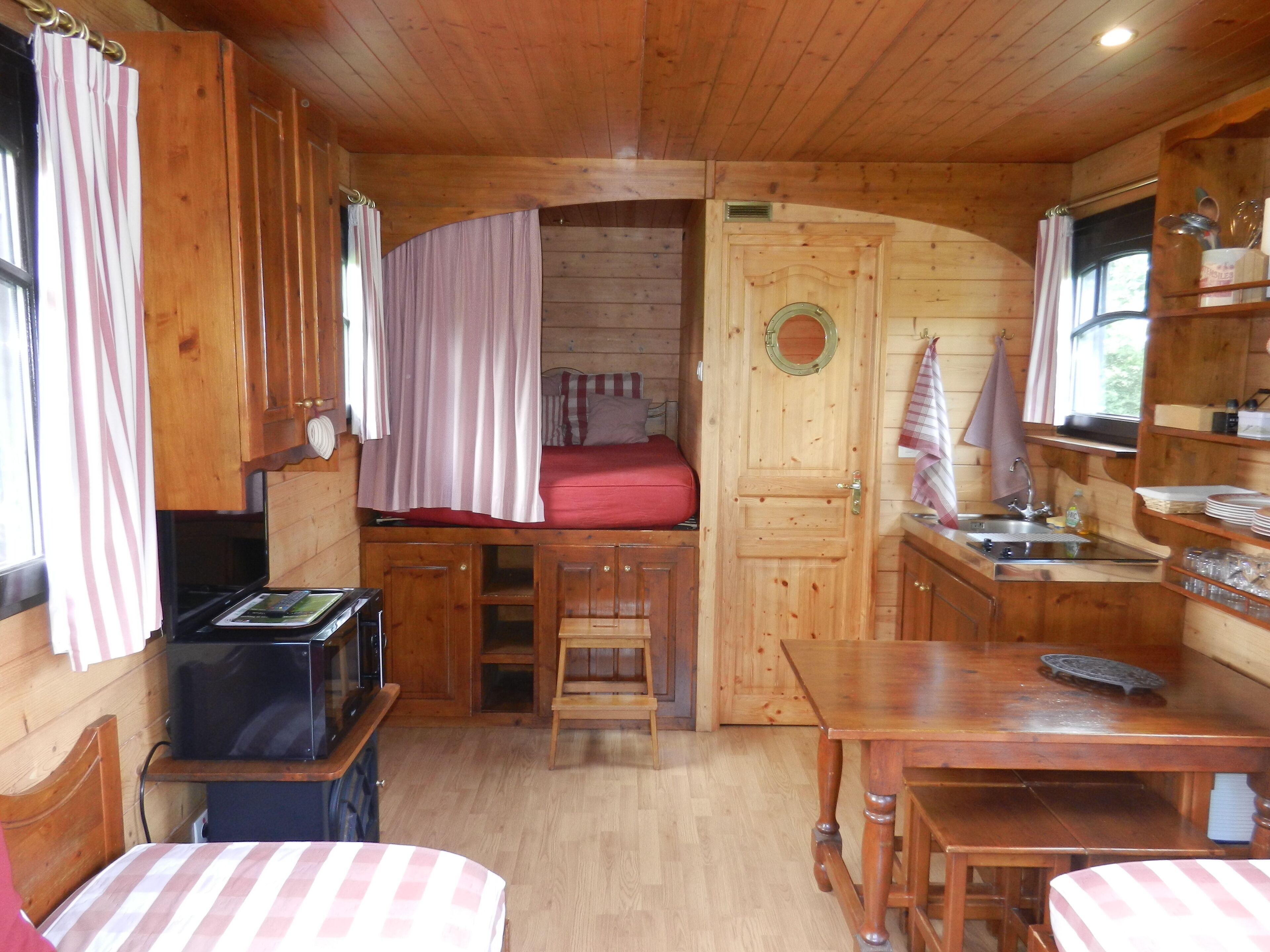 1 bedroom, bed sheets