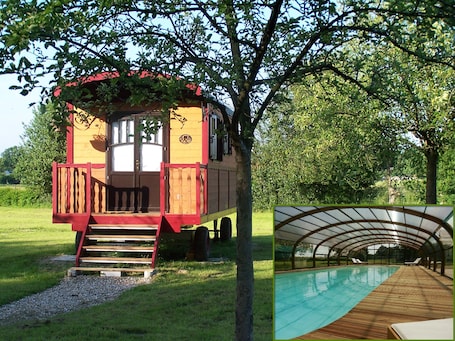 Indoor pool, outdoor pool. Les Roulottes de la Risle: cosy, swimming pool and spa