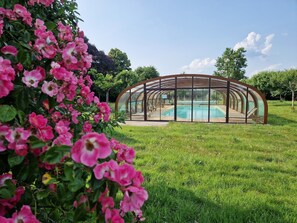 Indoor pool, outdoor pool - Les Roulottes de la Risle: cosy, swimming pool and spa (Calleville)