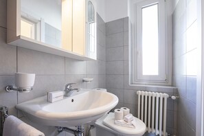 Shower, hair dryer, towels - Casa Palma, Lugano, Switzerland (Lugano)