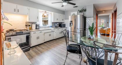 10 Minutes from Midway Airport Cozy Cottage Home