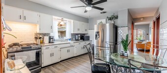 10 Minutes from Midway Airport Cozy Cottage Home