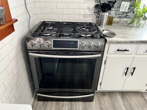 Fridge, microwave, oven, stovetop - 10 Minutes from Midway Airport Cozy Cottage Home (Berwyn)