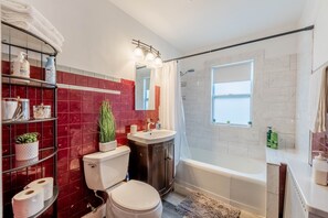 Ensemble baignoire-douche, séchoir à cheveux, serviettes fournies, savon