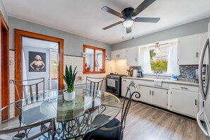 Fridge, microwave, oven, stovetop - 10 Minutes from Midway Airport Cozy Cottage Home (Berwyn)