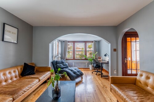 10 Minutes  from Midway Airport  Cozy Cottage Home