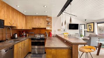 Kondominium (Gavilon Aspen Studio) | Dapur pribadi | Lemari es dan meja makan