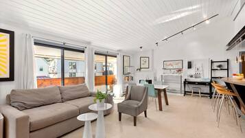 Kondominium (Gavilon Aspen Studio) | Area keluarga | TV layar datar dan perapian