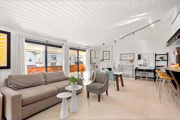 Condo (Gavilon Aspen Studio) | Área de sala de estar | Televisión de pantalla plana y chimenea