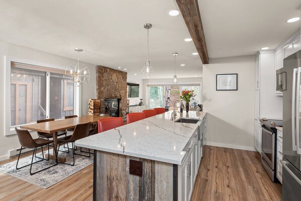 Condo (Snowmass Villas 1104) | Cocina privada | Refrigerador con congelador, horno y utensilios de cocina 