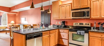 Riverside resort condo with full kitchen, on-site golf & waterpark add-ons