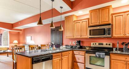 Riverside resort condo with full kitchen, on-site golf & waterpark add-ons