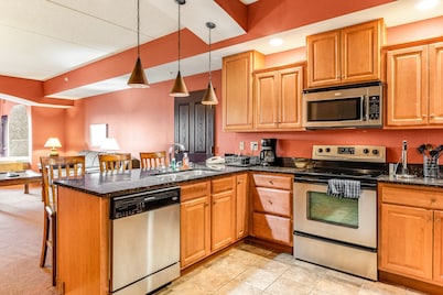 Riverside resort condo with full kitchen, on-site golf & waterpark add-ons