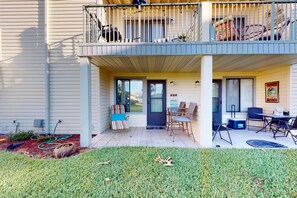 Outdoor dining - Updated ground-floor condo with patio, W/D, pool, BBQ area, & AC - near beach (Miramar Beach)