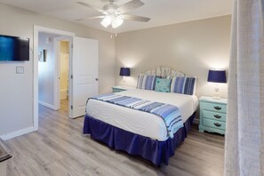 1 bedroom, free internet, bed sheets - Updated ground-floor condo with patio, W/D, pool, BBQ area, & AC - near beach (Miramar Beach)