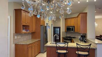 Kylskåp, mikrovågsugn, ugn och spishäll