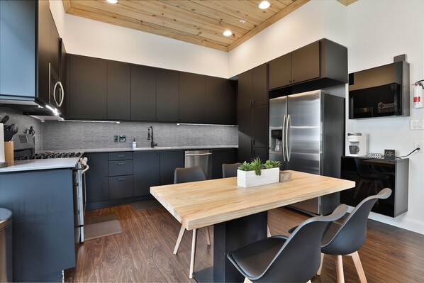 Fridge, microwave, oven, stovetop - Modern & Comfy ~ 5 Star Location in EaDo ~ King Bed ~ Parking! Pet Friendly! (Houston)