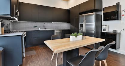 Modern & Comfy ~ 5 Star Location in EaDo ~ King Bed ~ Parking! Pet Friendly!