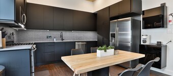 Modern & Comfy ~ 5 Star Location in EaDo ~ King Bed ~ Parking! Pet Friendly!