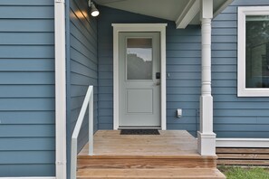 Exterior detail - Modern & Comfy ~ 5 Star Location in EaDo ~ King Bed ~ Parking! Pet Friendly! (Houston)