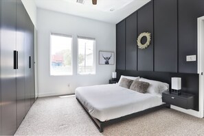 3 bedrooms, desk, iron/ironing board, travel crib - Modern & Comfy ~ 5 Star Location in EaDo ~ King Bed ~ Parking! Pet Friendly! (Houston)
