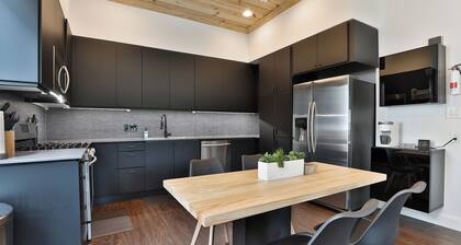 Modern & Comfy ~ 5 Star Location in EaDo ~ King Bed ~ Parking! Pet Friendly!