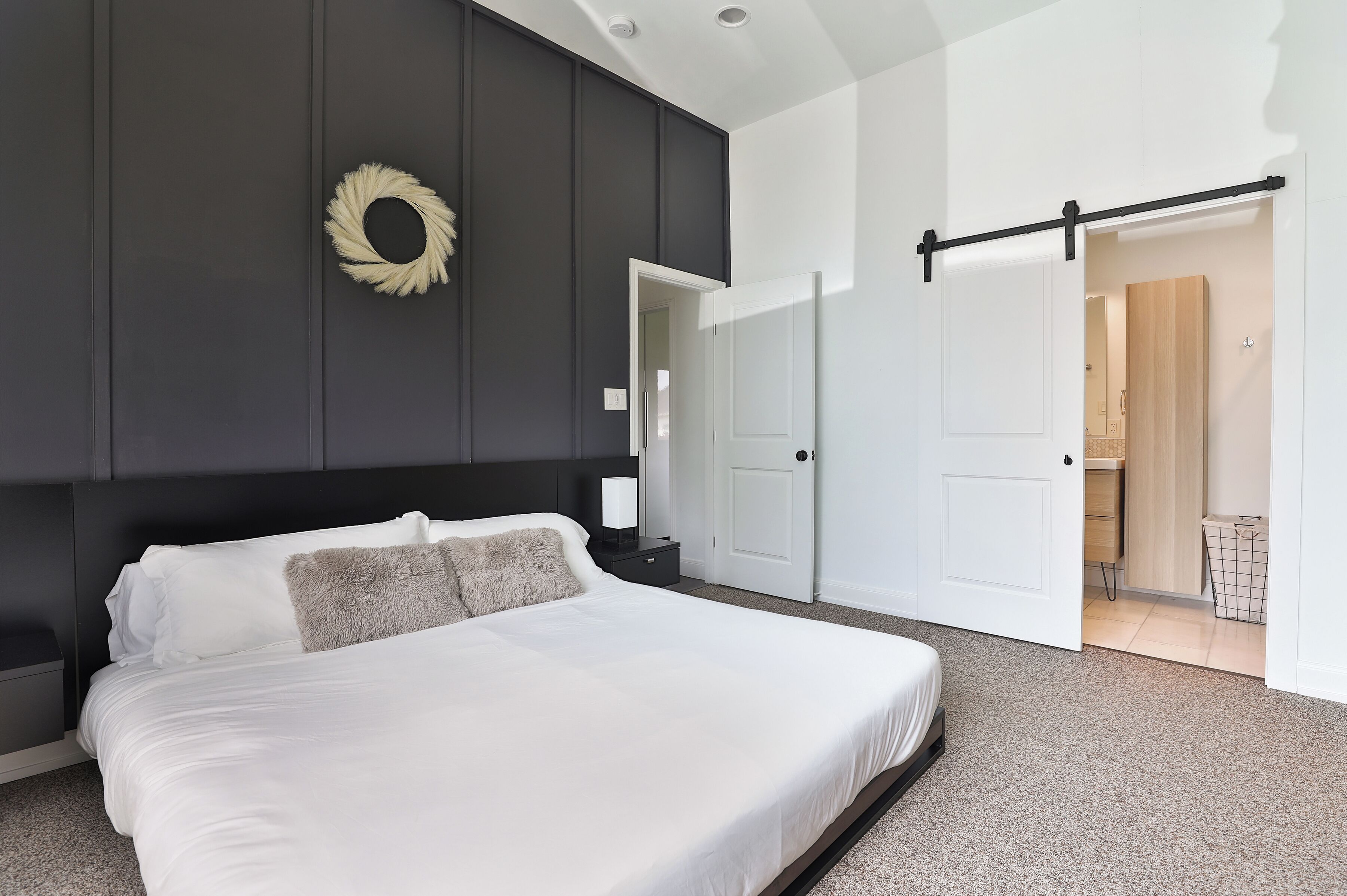 3 soverom, skrivebord, strykejern/-brett og reiseseng for barn