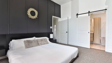 3 bedrooms, desk, iron/ironing board, travel crib