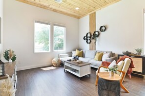 Smart TV - Modern & Comfy ~ 5 Star Location in EaDo ~ King Bed ~ Parking! Pet Friendly! (Houston)