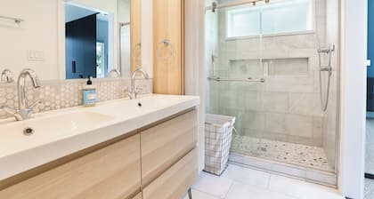 Modern & Comfy ~ 5 Star Location in EaDo ~ King Bed ~ Parking! Pet Friendly!