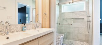 Modern & Comfy ~ 5 Star Location in EaDo ~ King Bed ~ Parking! Pet Friendly!