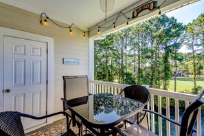 Outdoor dining - Coastal golf condo with fairway views, patio, on-site pool, & golf - near beach (North Myrtle Beach)