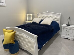 4 slaapkamers, een bureau, een strijkplank/strijkijzer, gratis wifi