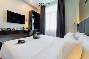 Cubrecamas, minibar y caja de seguridad en la habitación 
