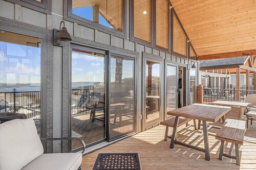 Putting green, lakeview, hot tub, pool table, pool