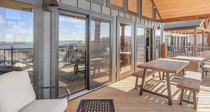 Putting green, lakeview, hot tub, pool table, pool